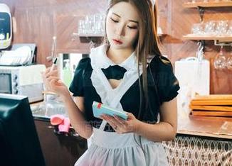 精选美图里的Bomi(普美)：旗袍和你，哪个更妖娆？