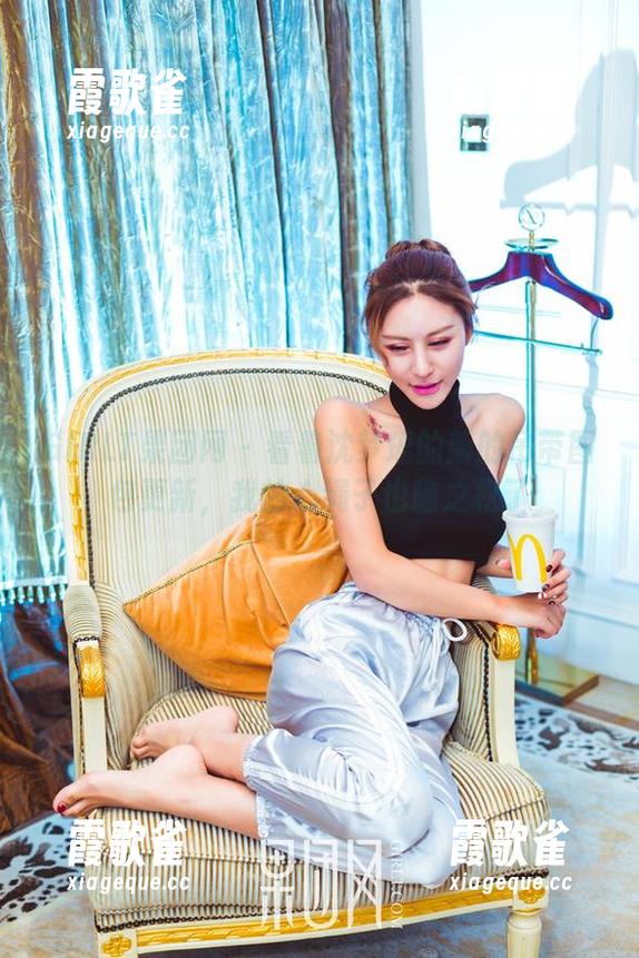 GIRLT果团网 - 看着沈梦瑶的新的吊带图包更新，我的心绳子也随之松了