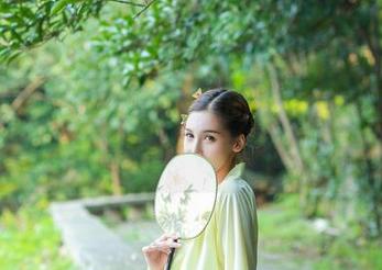 PDL潘多拉 – 在陈雅漫的私房写真里，连衣裙就像是隐藏的宝藏，你发现了吗？