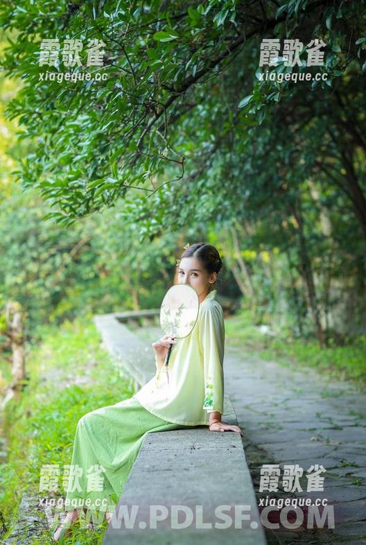 PDL潘多拉 - 在陈雅漫的私房写真里，连衣裙就像是隐藏的宝藏，你发现了吗？