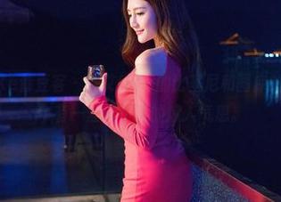 QingDouKe青豆客 – 晓艾fafa的比基尼和图库的微风，精选中有一丝说不清的撩人气息。