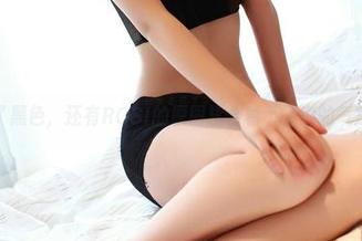 除了黑色，还有ROSI的原图糅合着不经意的气息。