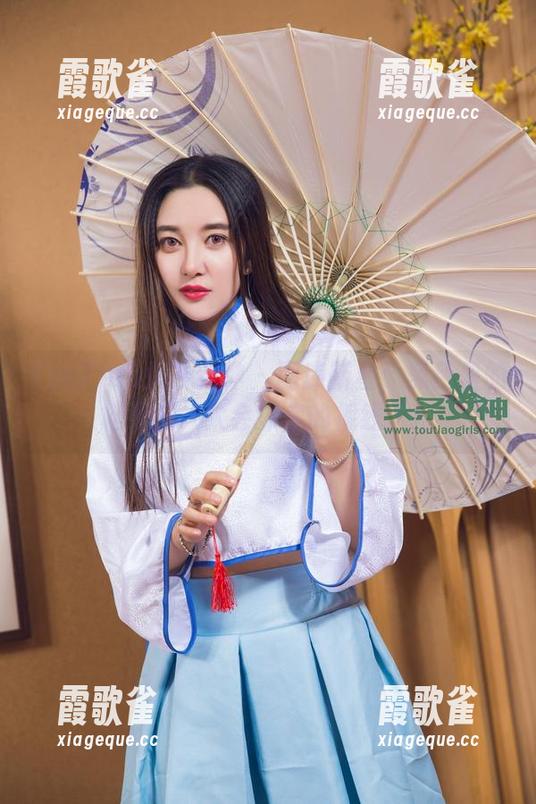 TouTiao头条女神-松果儿 TouTiao头条女神 - 图库新星:黑色里的松果儿,太会抓你的视线了!