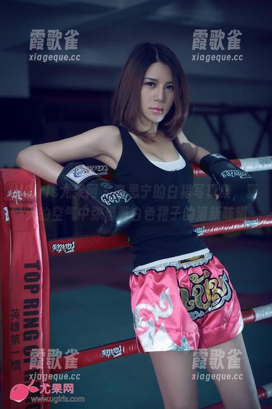 UGirls尤果网 - 李思宁的白裙写真集，夏天的空气中弥漫着白色裙子的清新味道
