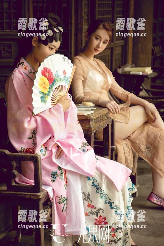 UGirls尤果网 - 一边看田慕儿的短裙写真集更新，一边默默估计算了几天不洗澡！