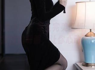 Xiuren秀人网 – 寻觅完美壁纸：FoxYini孟狐狸的制服，让你心动不已！