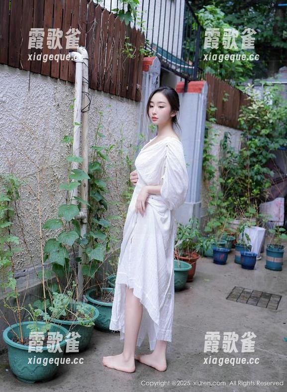 Xiuren秀人网 - 今儿个带你看Jennifer小若的最新图册，镂空的布局会不会让你心里怦怦响？