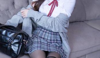 Xiuren秀人网 – 小九月的短裙写真：谁说短裙只能在夏天穿？