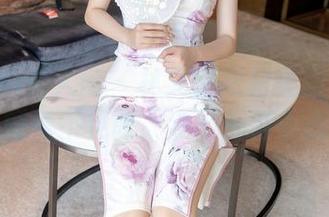 Xiuren秀人网 – 林文文短裙美图合集：短到看不见腰，走路都得小心。