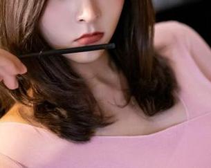 丽柜 – 原图直击心底，怡萱的裸足让人产生了一种“露天沙滩”的幻觉，嘻嘻。