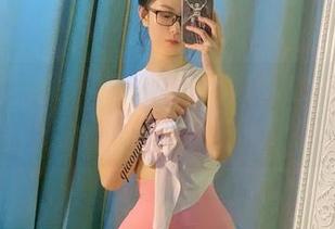 微密圈 – 俏妞qiaoniuTT的美图，紧身连体也能冒泡～