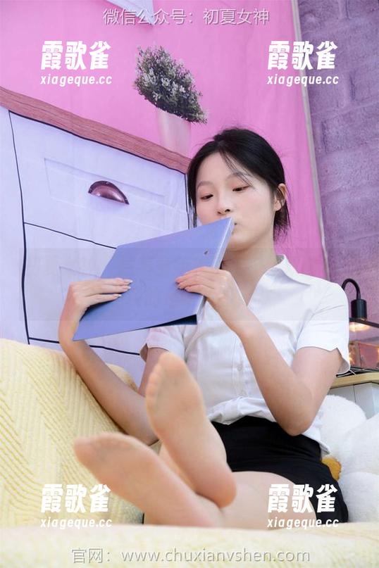 初夏女神 - 趁着童年末班车，双双图包里装的是啥原图？