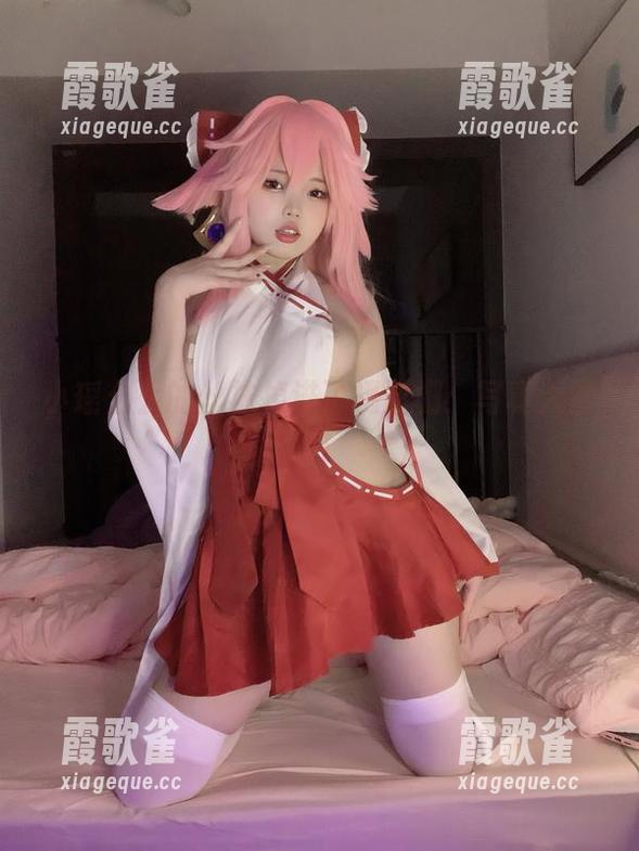 小瑶幺幺的丝袜掉进了摄影棚：写真大冒险！