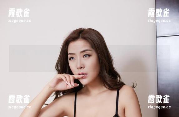 尤物馆 - 木木hanna的丝袜写真里，有种脚步轻盈的幽灵感。这套图将成为你永恒的灵感来源！