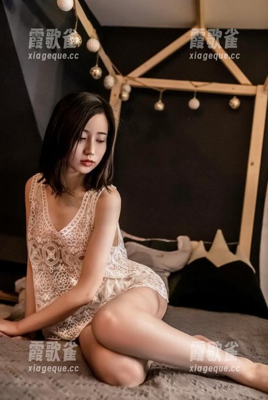 又来年年Nnian的泳装合集，看得我差点吞下了咖啡…注意力全在她那儿。