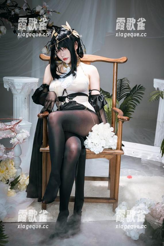 打破常规，是一只熊仔吗红色corset原图合集，模特和衣服斗智斗勇！
