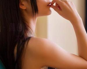 果团网 – 黑色主题的龚玥菲写真，分享了不少意外效果哦。