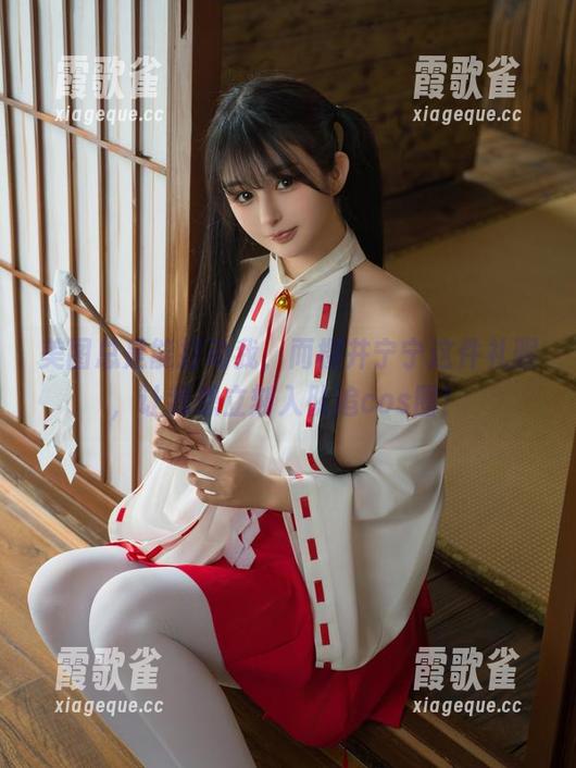 美图总是能打动我，而樱井宁宁这件礼服，让我想立刻入队追cos圈！