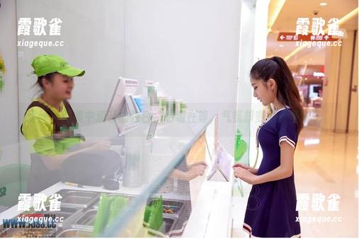 爱丝 - 图集中索菲的独白，明明在等，气氛却变得有些暧昧。