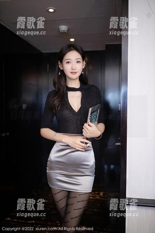 秀人网 - 在图书馆的光影中，刘婷婷的校园写真集，精选得让人想起总是坐在窗边的人