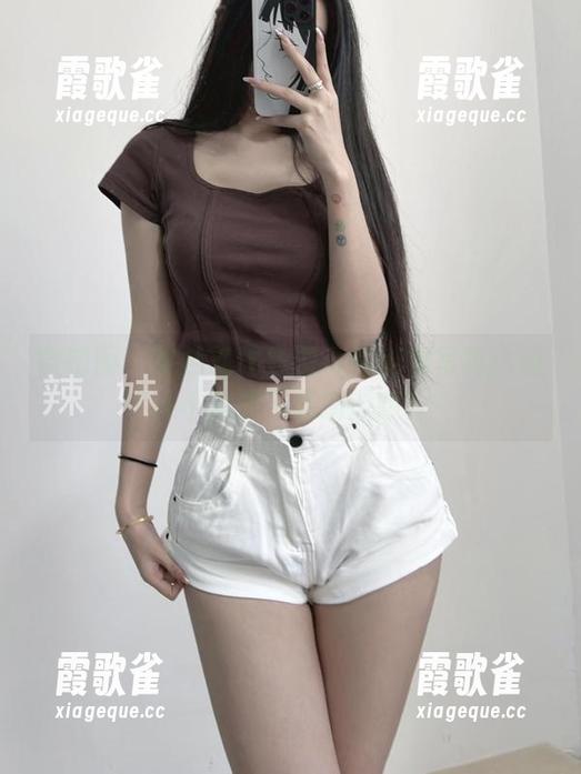 微密圈 - 粉色的猪陈佩奇的空姐写真：谁说不能边下载边遐想？