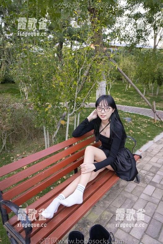 袜啵啵 - 小沫的写真时刻，白袜子不经意间上演“自然”的戏码。