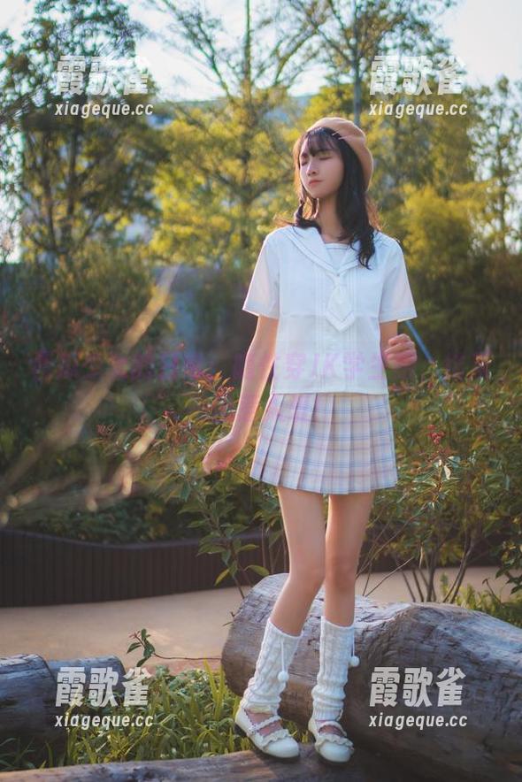 西瓜少女的日常：随性穿JK学生服，结果美图惹人爱！