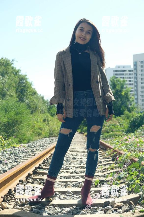 轰趴猫 - 最新陈雅漫女神图册：原来女神和我一样爱吃零食啊！