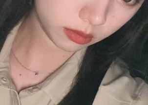 一点儿都不害羞的闪月半，短裙全套照得看的人肆意浮想！