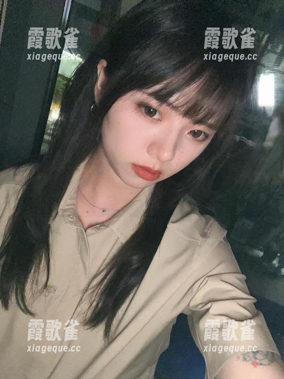 一点儿都不害羞的闪月半，短裙全套照得看的人肆意浮想！