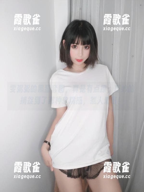 雯粥粥的黑猫套图，真是有点撩，巧妙的捕捉到了那种软糯感，惹人爱呀！