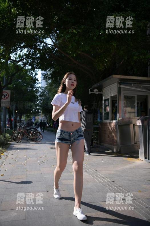 魔镜街拍 - 曼曼版修女，太撩人了吧！仔细查看原图，来一波直击视觉的感受！