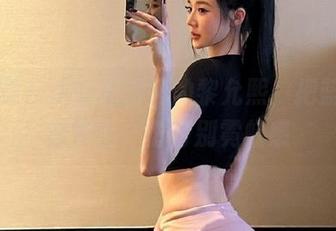 微密圈 – 无圣光画风的黎允熙，把蓝白条纹穿出一份特别霓虹感